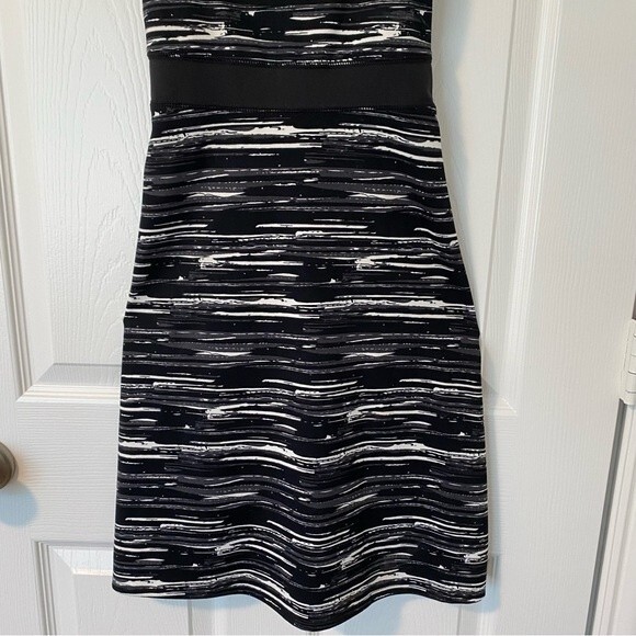 Soybu Criss Cross Straps Built in Bra Flattering Fit Dress Black White Size XS - Picture 6 of 10